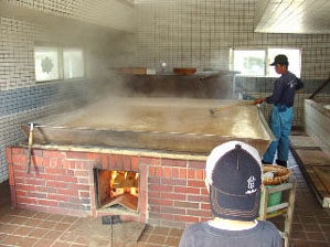 釜焚きの塩は、薪の柔らかな火でじっくり煮詰められて行きます